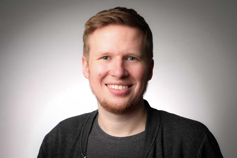 Portraitfoto von Jonas Goebel, er lächelt freundlich in die Kamera