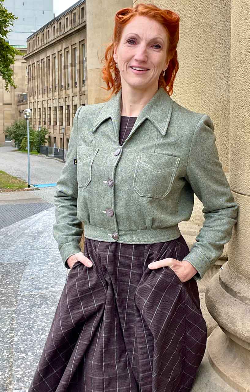 Janine Grellscheid steht vor der Stuttgarter Staatsoper