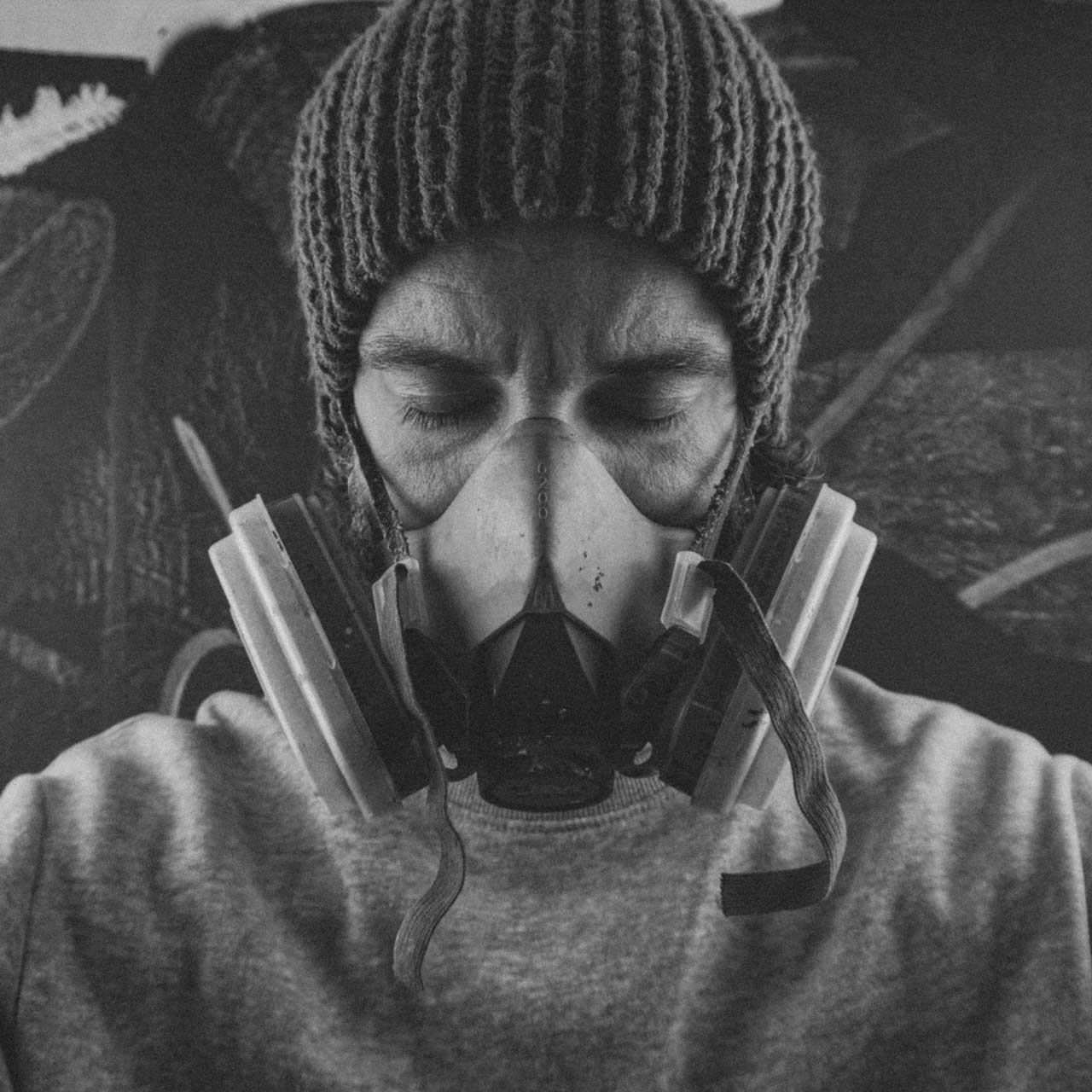 Selbstporträt mit Maske von Kai Lippok