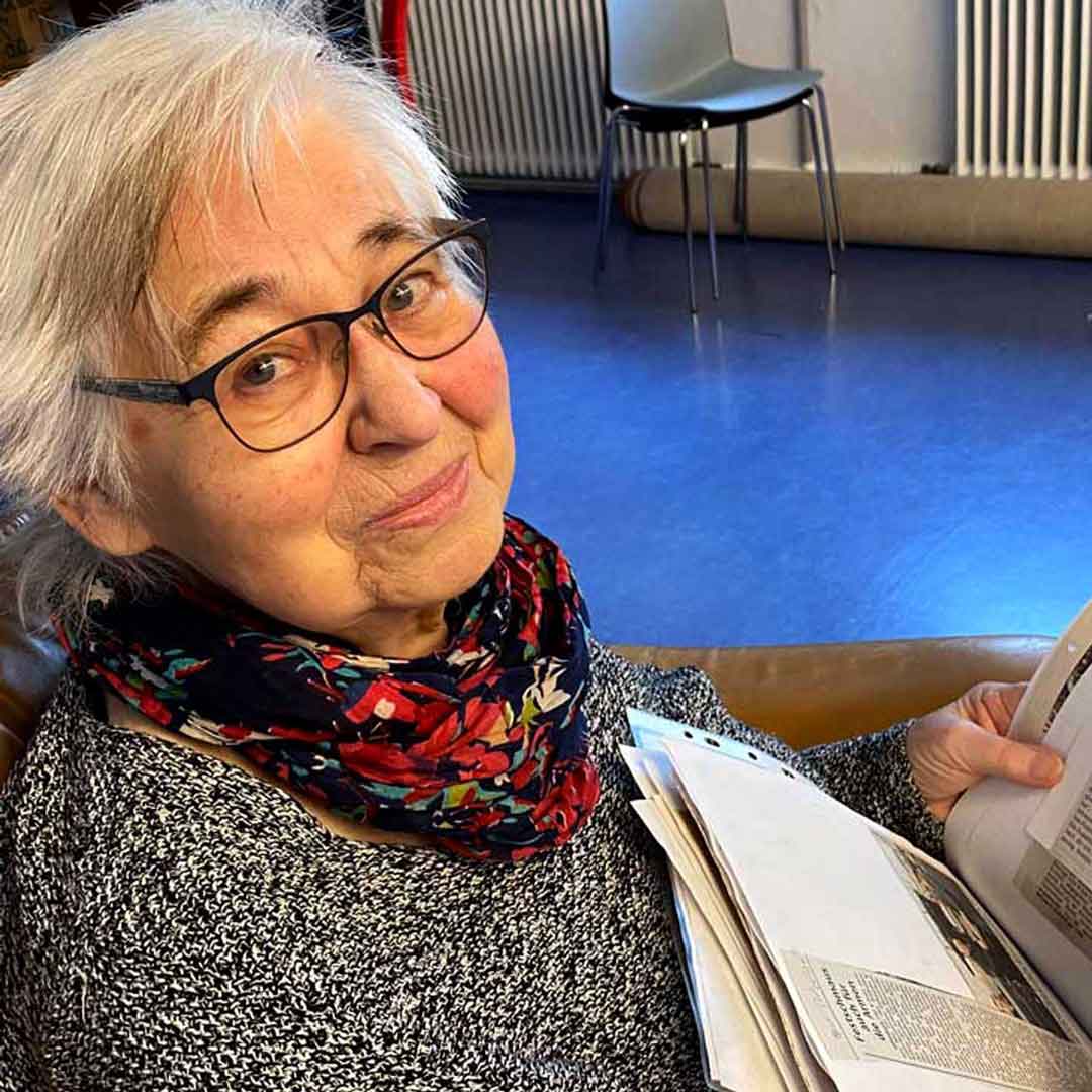 Hannelore zeigt Bilder von den letzten Aktionen