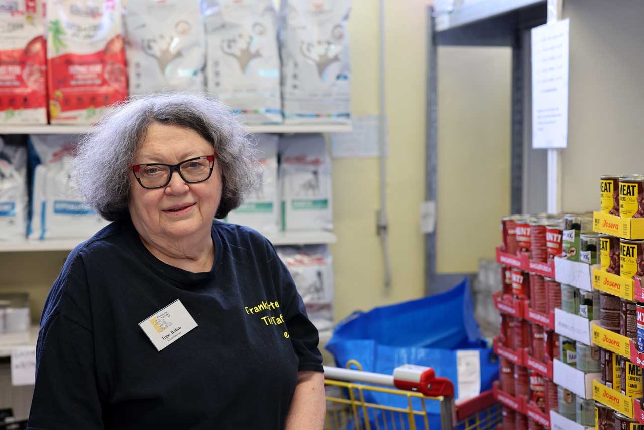 Inge Böhm in Lager der Frankfurter Tiertafel