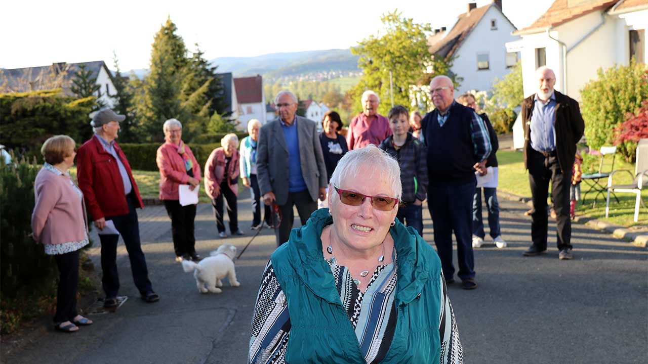 Adelheid Weber und ihre Nachbarn beim Singen gegen Corona