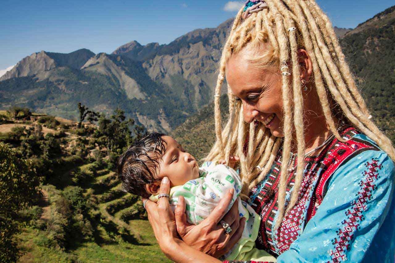 Stella Deetjen mit einem Neugeborenen