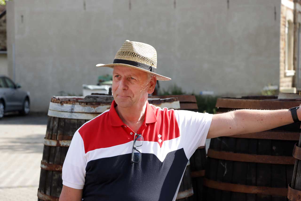 Ruben Faust bei den Weinfässern des Winzervereins