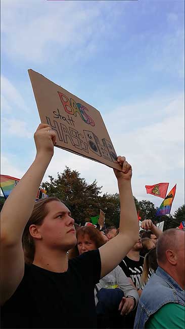 Zacharias Neserke mit Schild "Bass statt Hass"