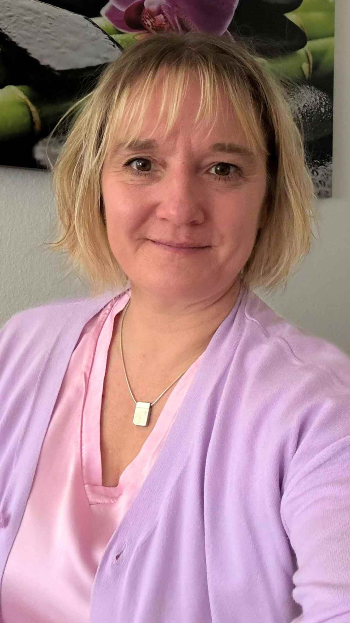 Porträt Anja Pfaff: Selfie einer blonden Frau