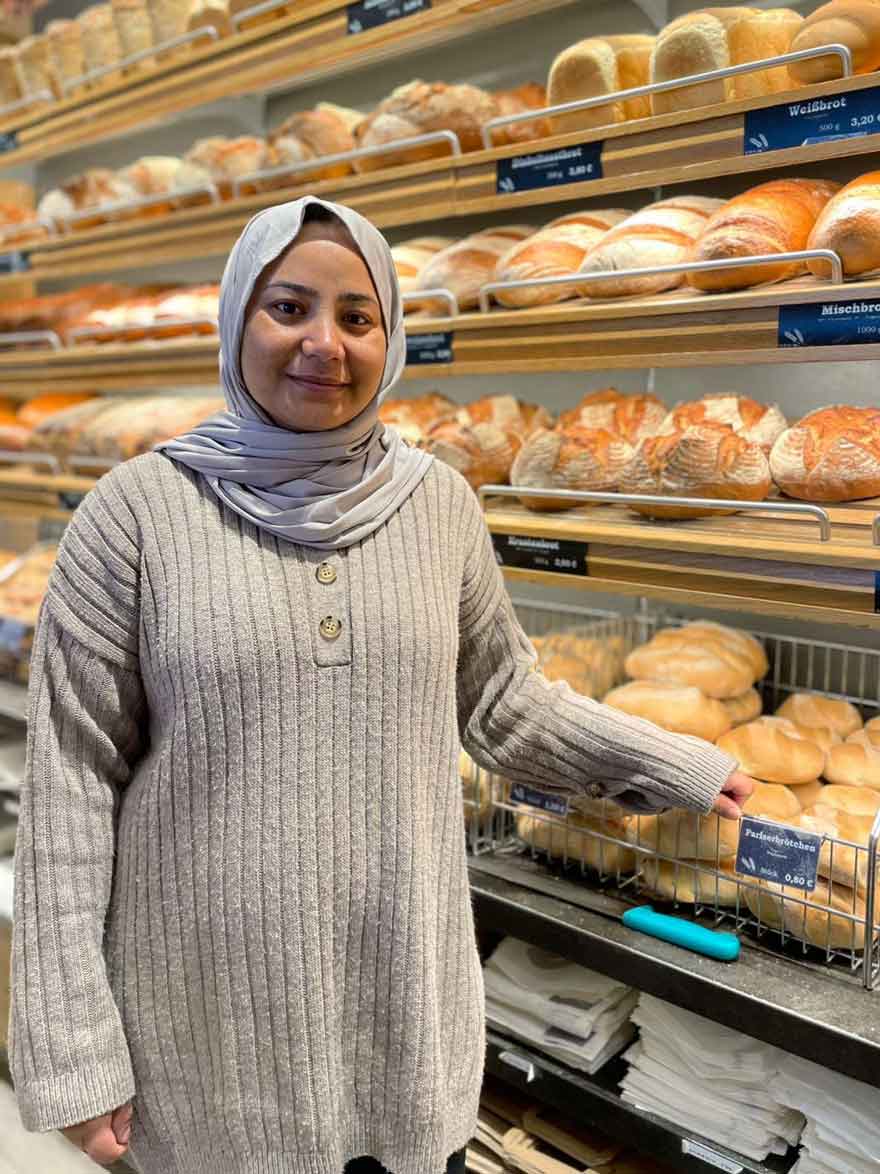 Sofia Azizi aus Renningen steht in der Backstube