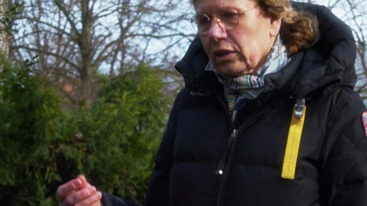 Gabriele Bindert spricht auf dem Hauptfriedhof Ludwigshafen