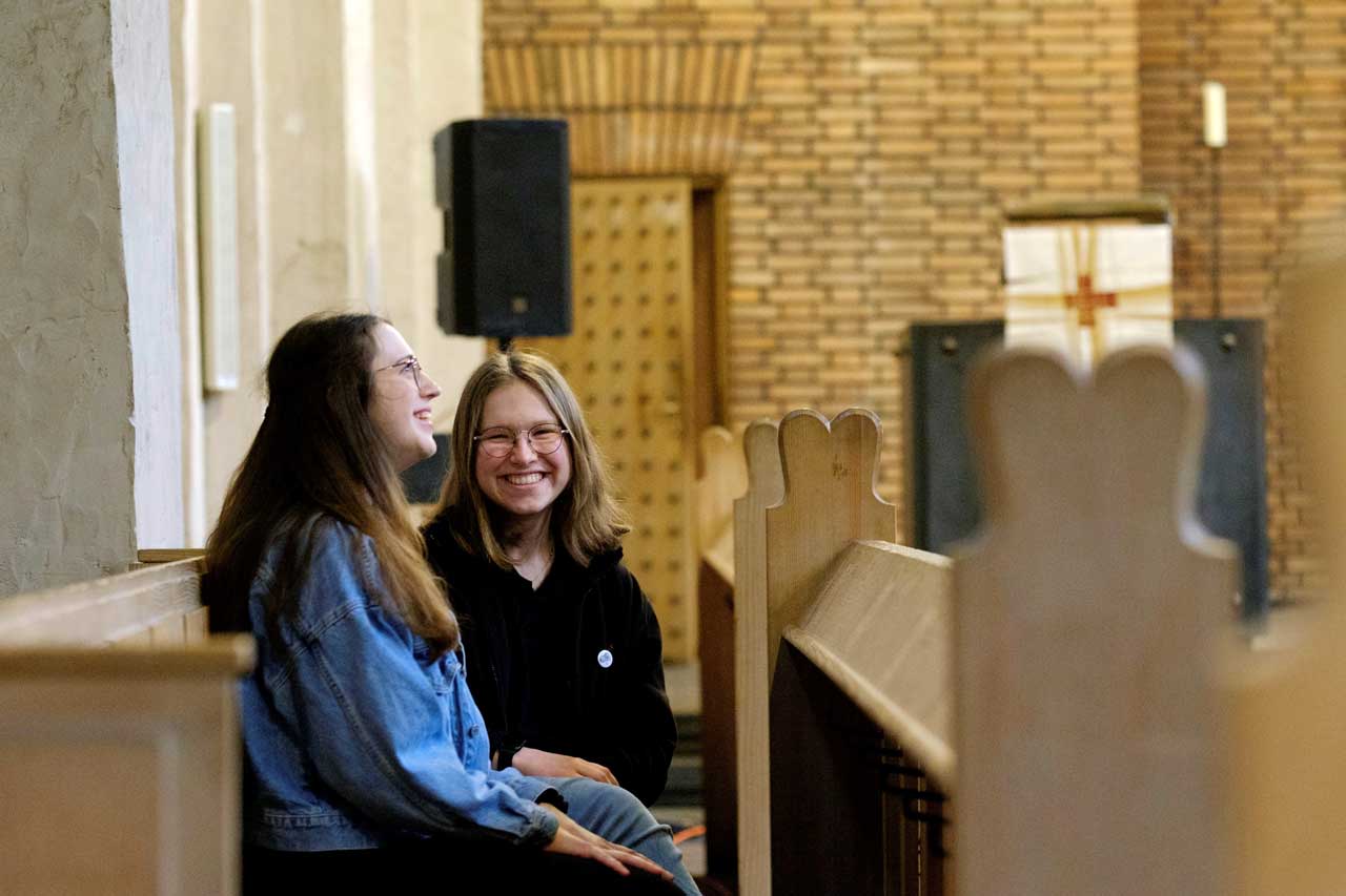 Luisa Eizenhöfer (links) und Nina Maskus sitzen in der Evangelischen Altmuenstergemeinde in Mainz.