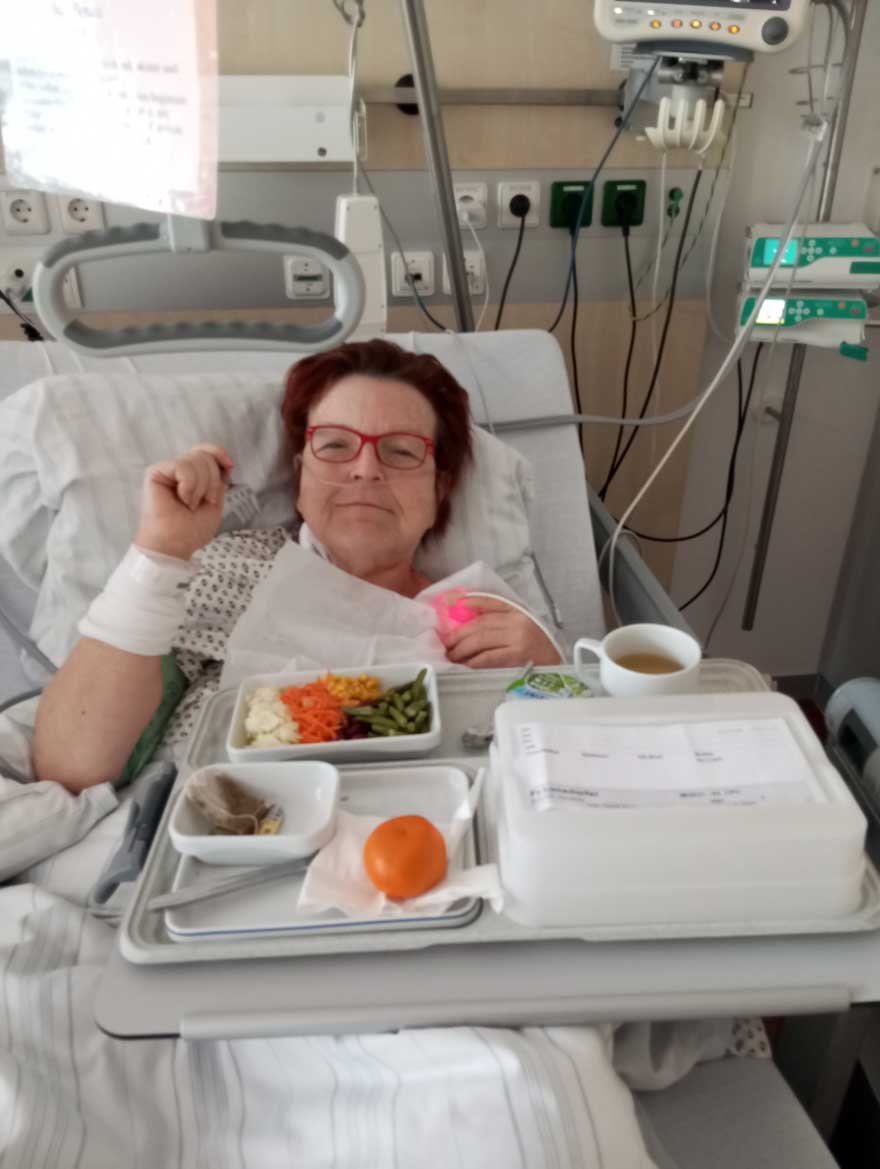 Maria in ihrem Krankenbett