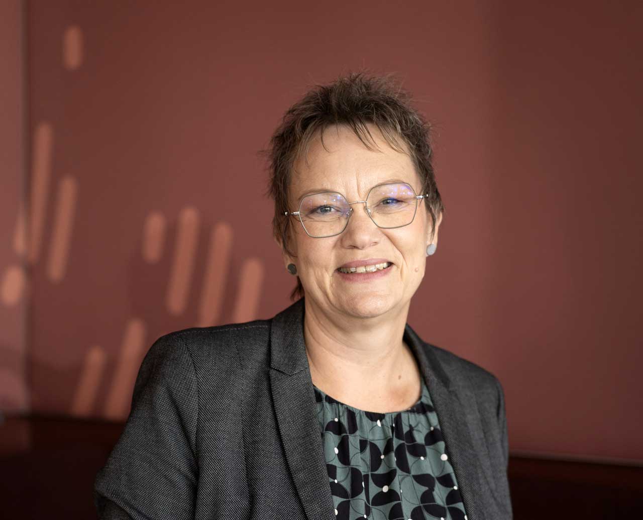 Portraitfoto von Sabine - sie lächelt freundlich in die Kamera.