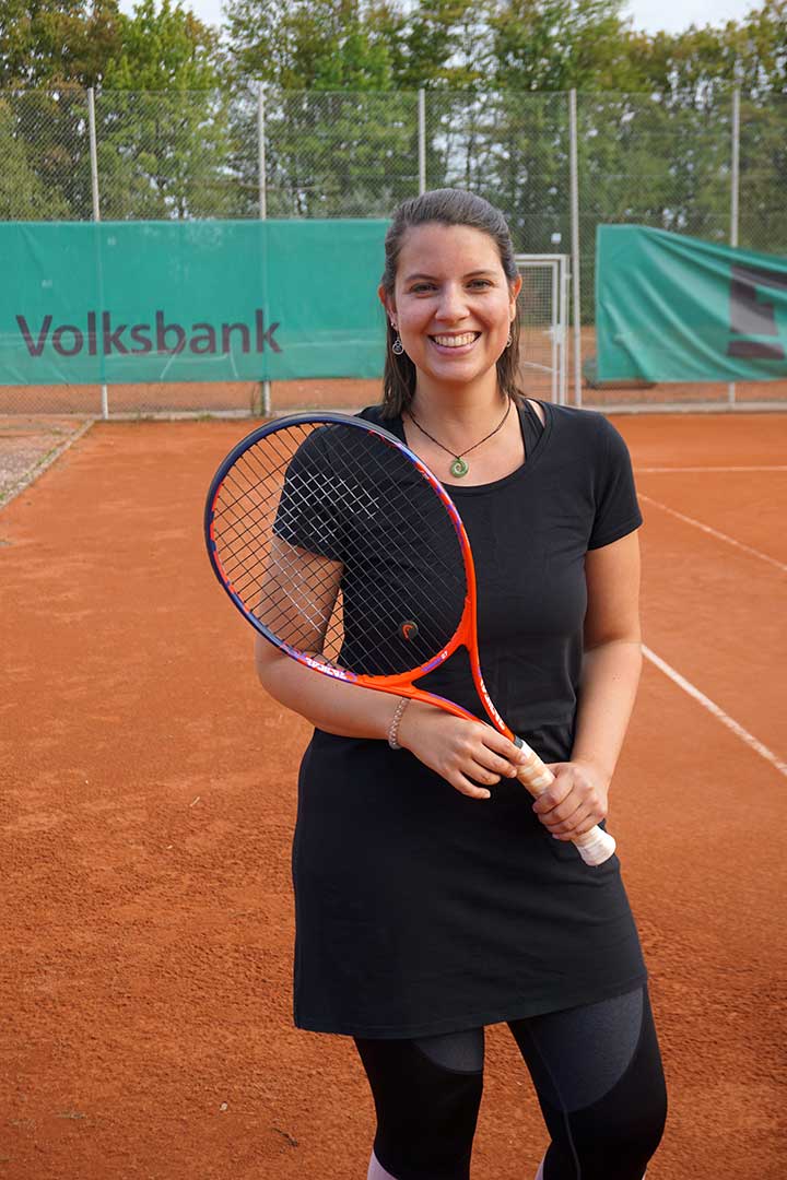 Aline Langer auf dem Tennisplatz