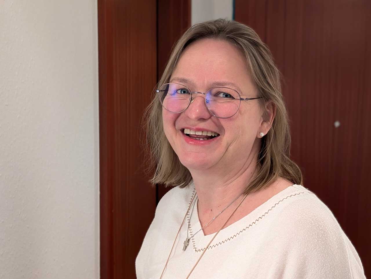 Gabriele Müller schaut lachend in die Kamera. 