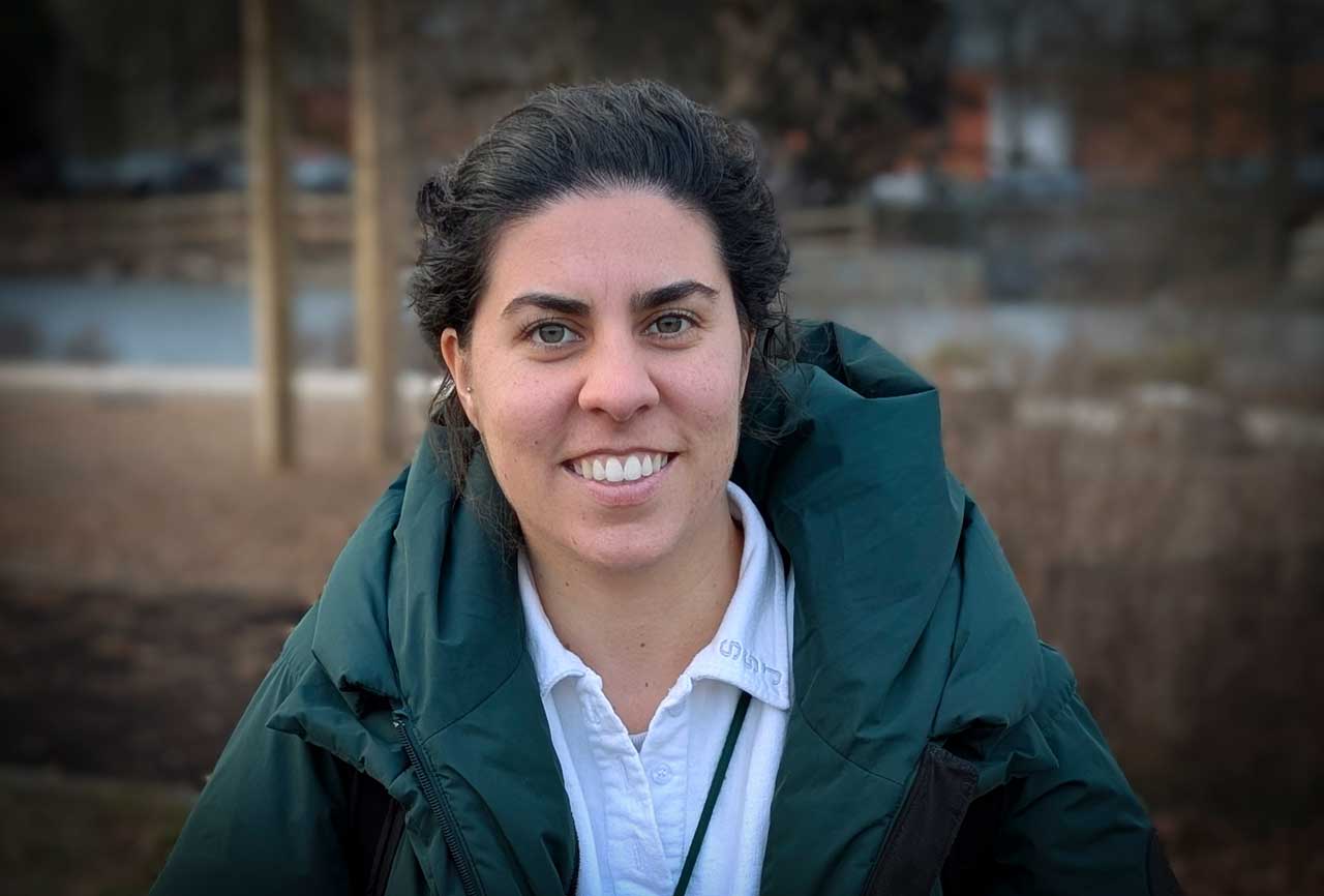 Seher Sucu lächelt in die Kamera. Sie ist draußen und hat einen dicken Anorak an.