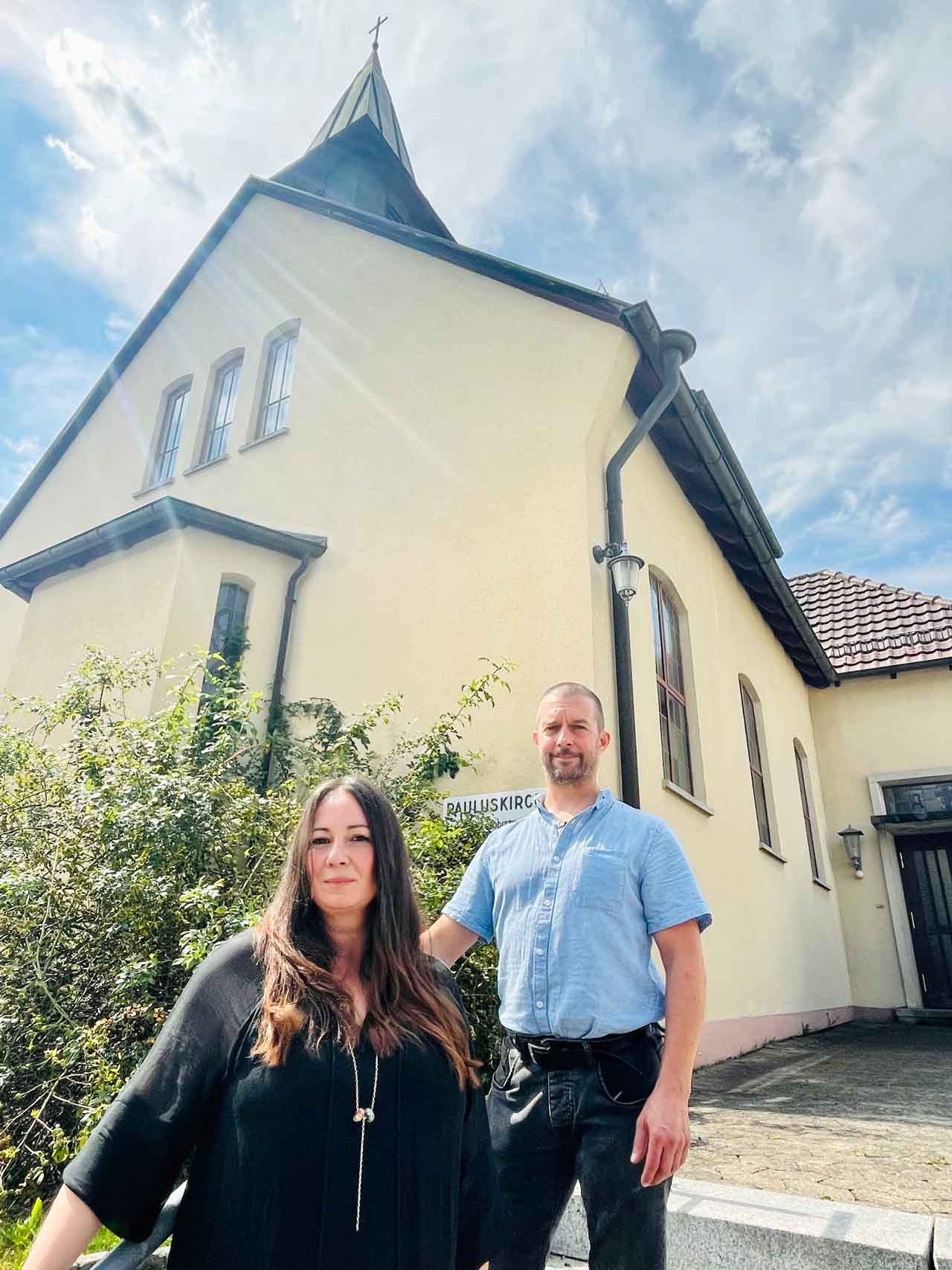 Ellen Weinmann und Florian Düsterwald vor ihrer Tierbestattungskirche 