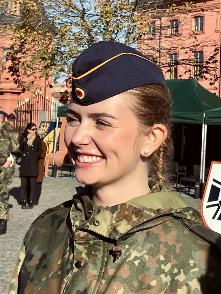 Floriane in ihrer Uniform