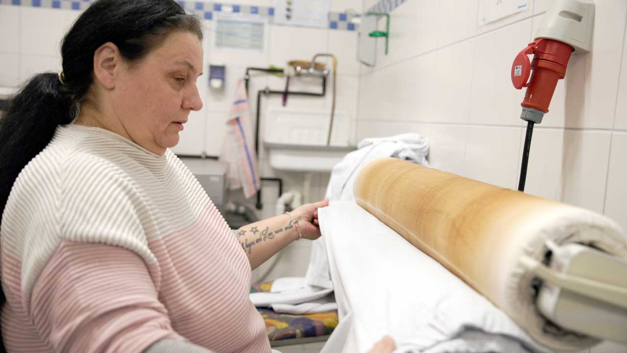 Cornelia arbeitet in der Wäscherei