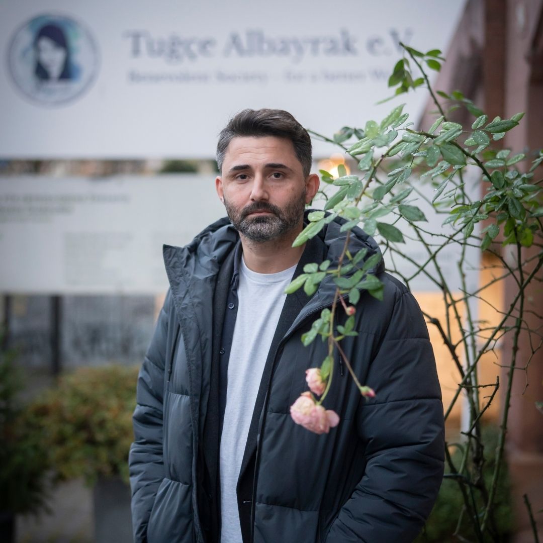 Dogus Albayrak, Tugces Bruder neben einer hängenden Rose
