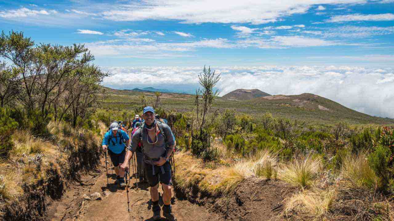 Steve bei einer seiner Bergsteigertouren mit einer Gruppe. Steve geht voran, die anderen Bergsteiger folgen ihm. Es ist noch nicht sehr steil.