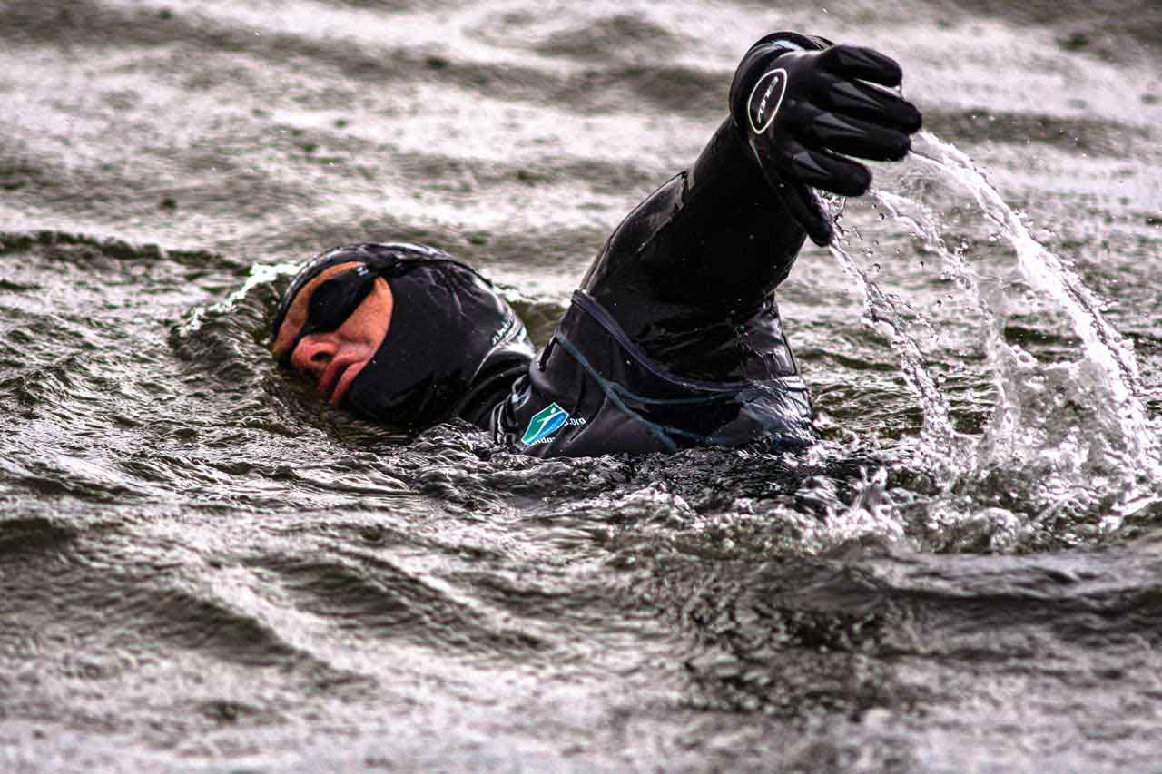 Andreas Fath in seinem speziellen Neoprenanzug krault durch die Donau.