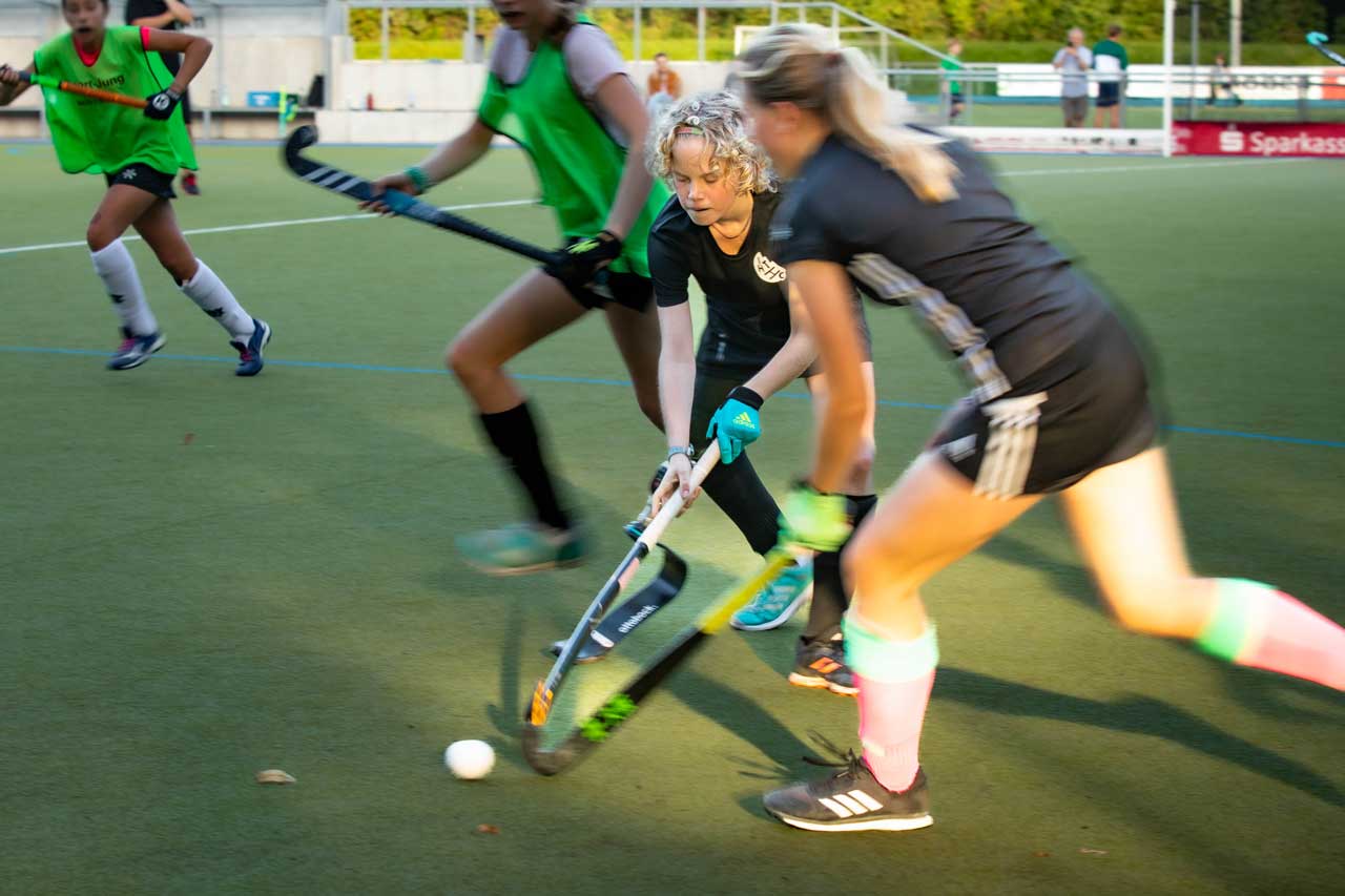 2 Spielerinnen batteln beim Hockey um einen Ball