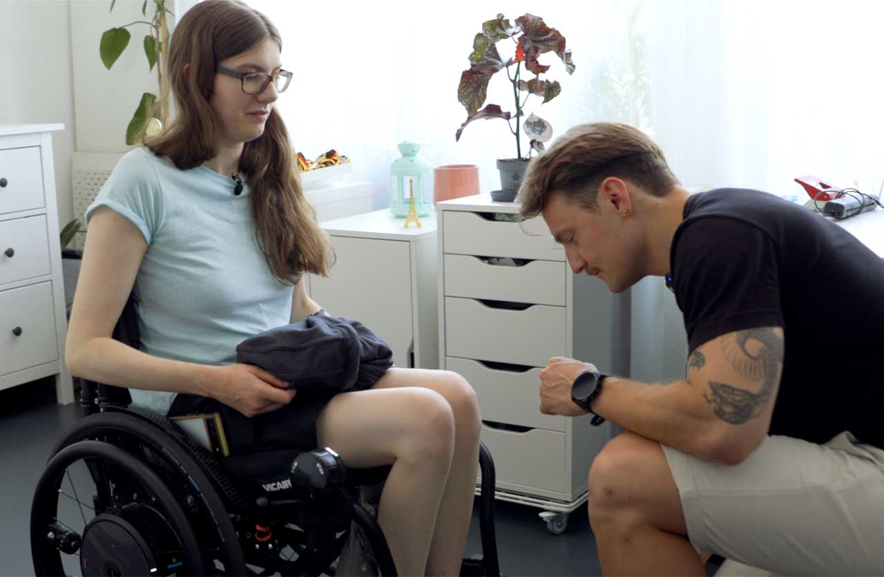 Jana in ihrem Zuhause - ihr gegenüber ein junger Mann