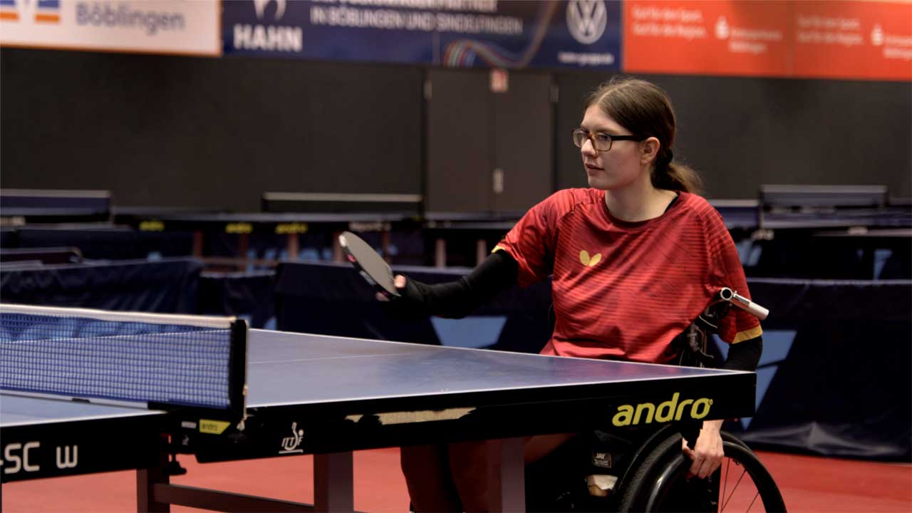 Jana beim Training an der Tischtennisplatte