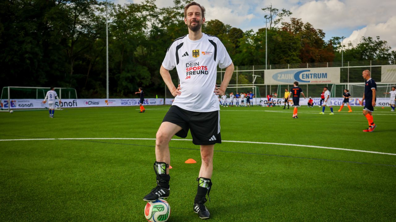 Lars steht stolz auf dem Fußballplatz