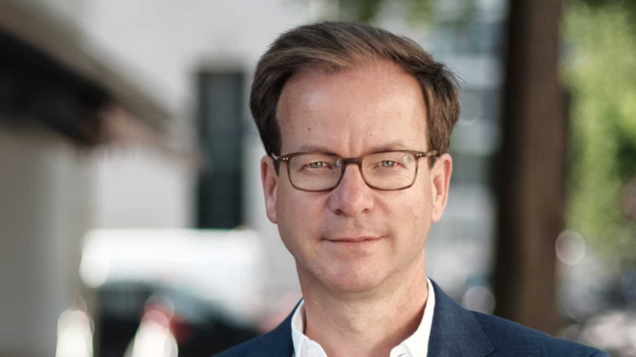 Das Bild zeigt ein Portraitfoto von Markus C. Müller. Der 51-Jährige hat kurze braune Haare und trägt eine Brille.