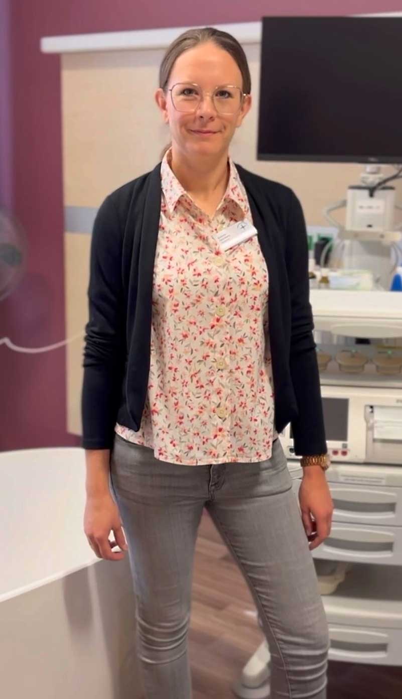 Andrea Grünberg seht im Krankenhaus. 