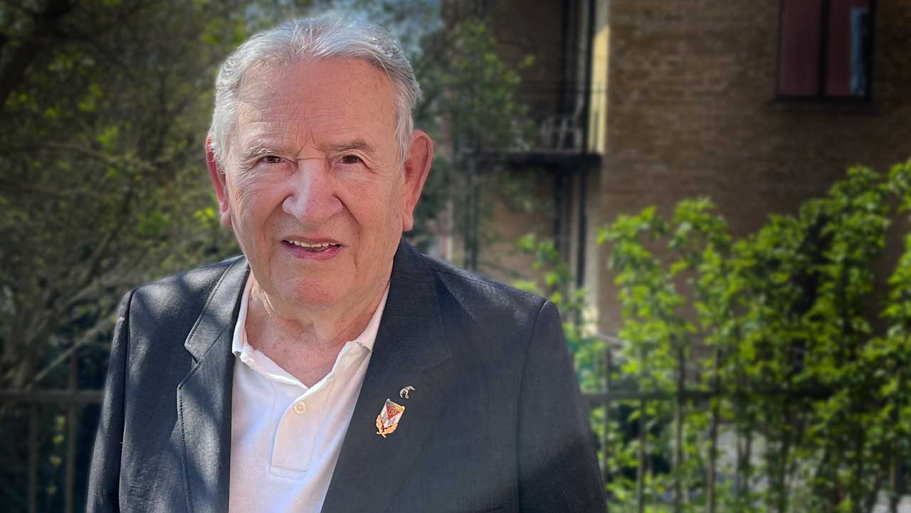 Bogdan Bartnikowski steht draußen im Garten und blickt direkt in die Kamera.