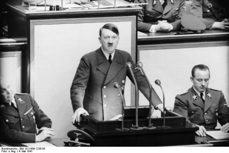 Adolf Hitler bei einer Reichtagsrede.