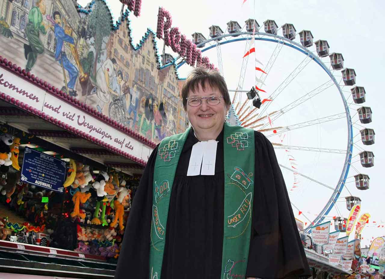 Schaustellerseelsorgerin Christine Beutler-Lotz auf der Kirmes