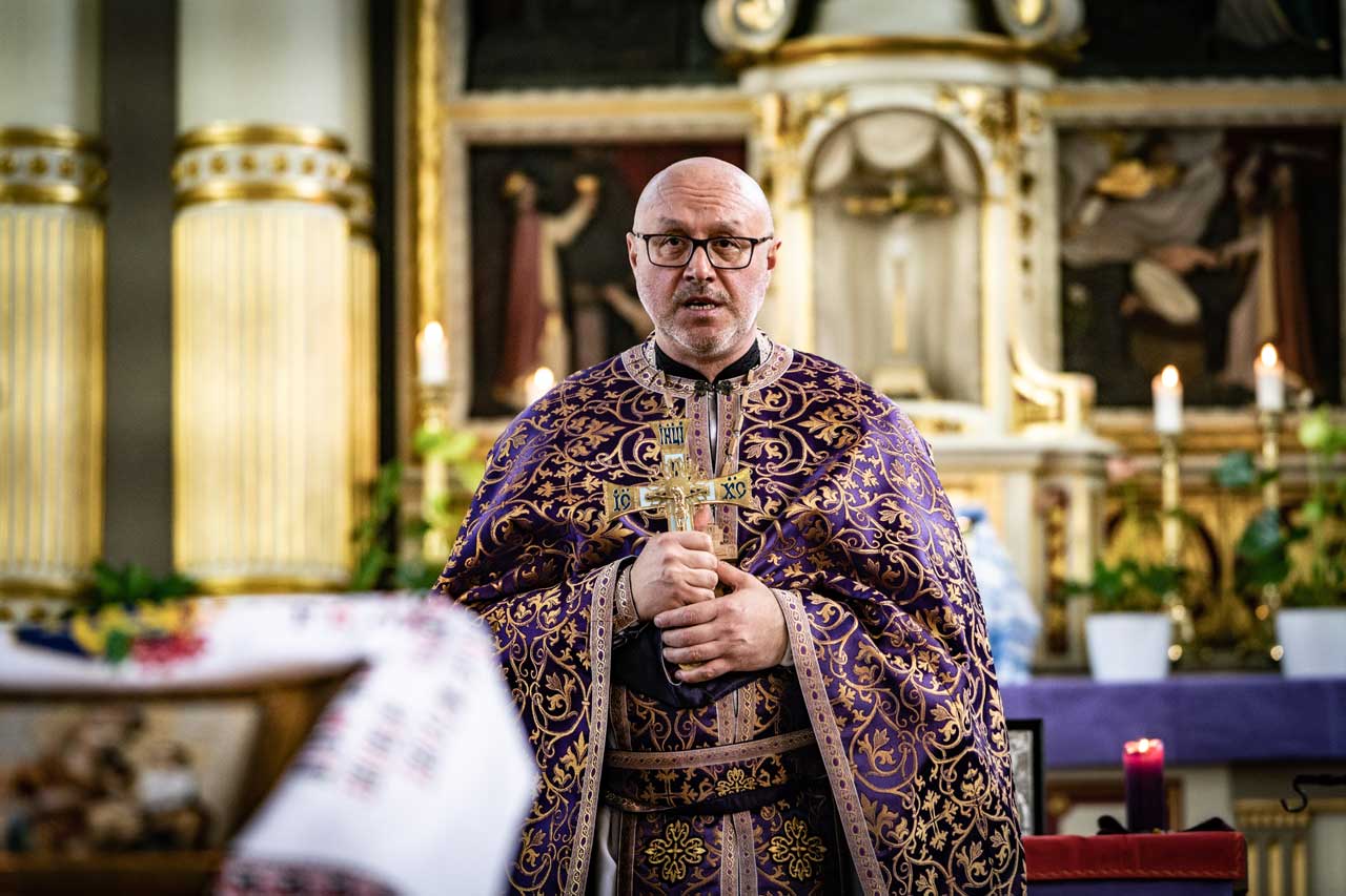 Bokanov betet mit Kreuz in der Hand