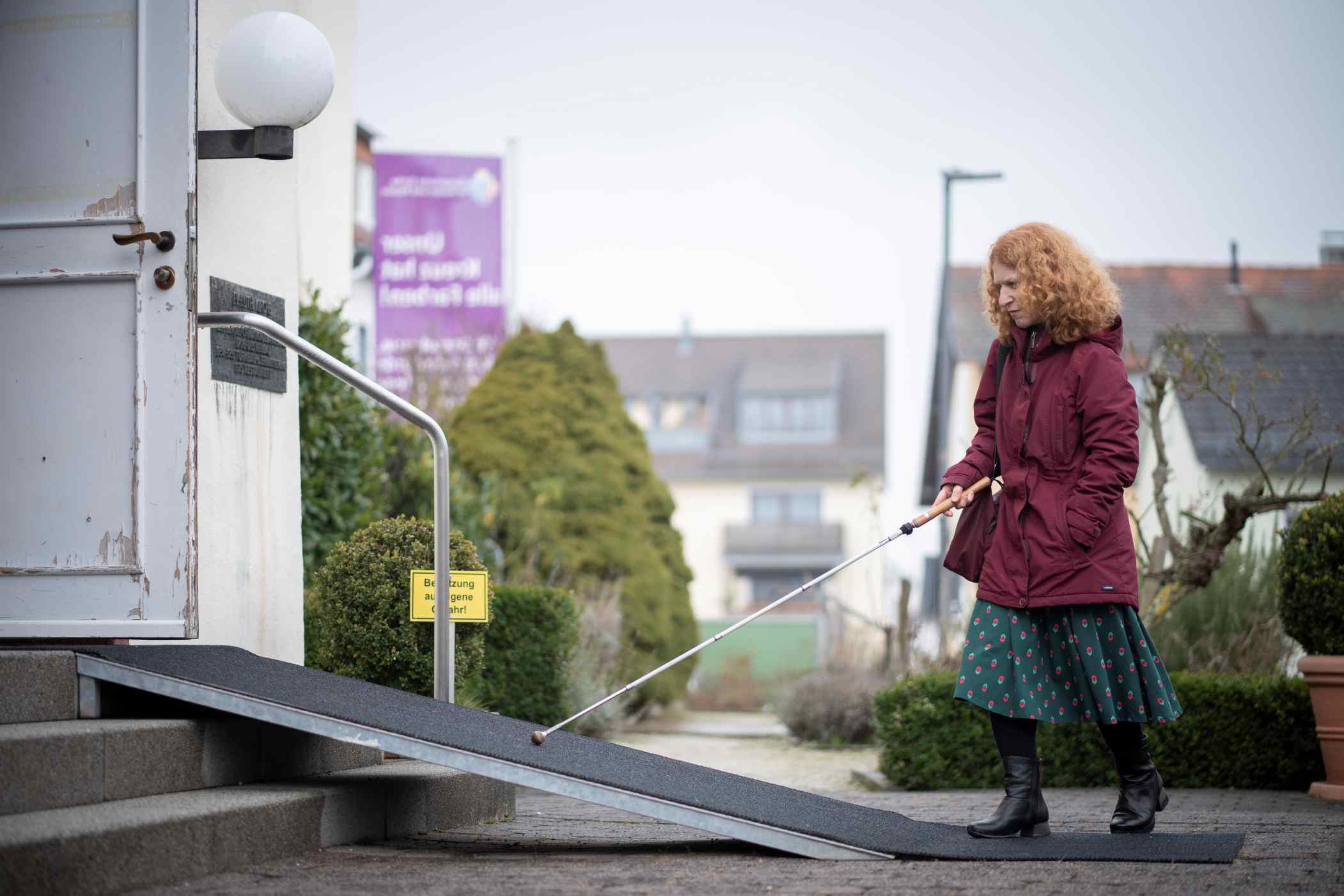 Brigitte Buchsein auf dem Weg zur Kirche mit Blindenstock in der Hand
