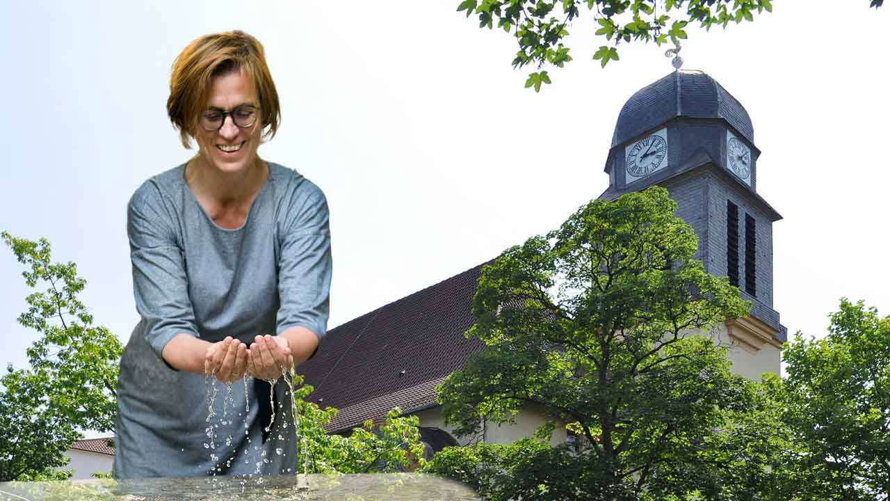 Henriette Crüwell vor der Offenbacher Friedenskirche