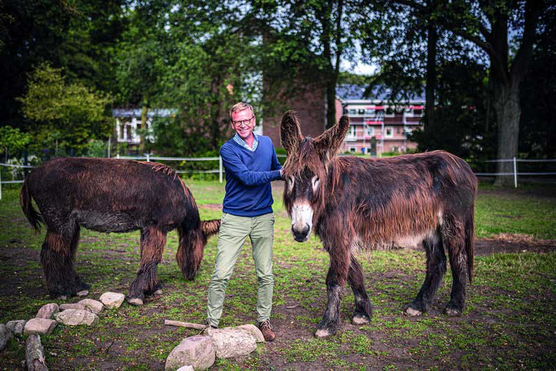 Theologe Hagencord mit den Eseln Freddy und Fridolin