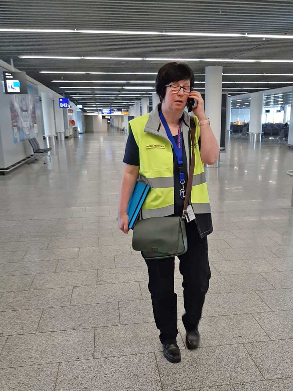 Flughafenpfarrerin Bettina Klünemann auf dem Weg durch Terminal 1 am Frankfurter Flughafen