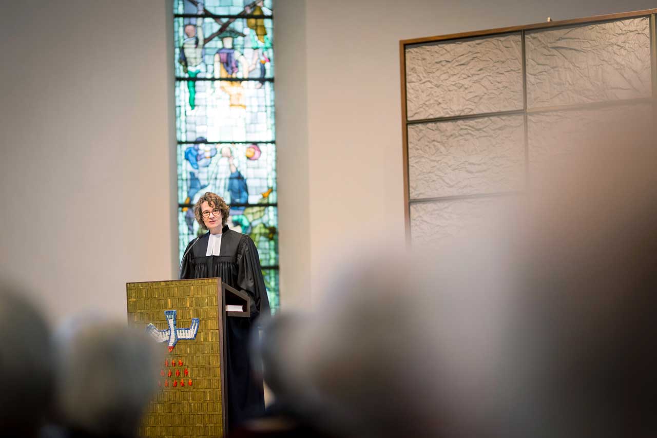 Christiane Tietz, am 18.05.2025 während ihrer Predigt in der Jakobskirche in Frankfurt am Main