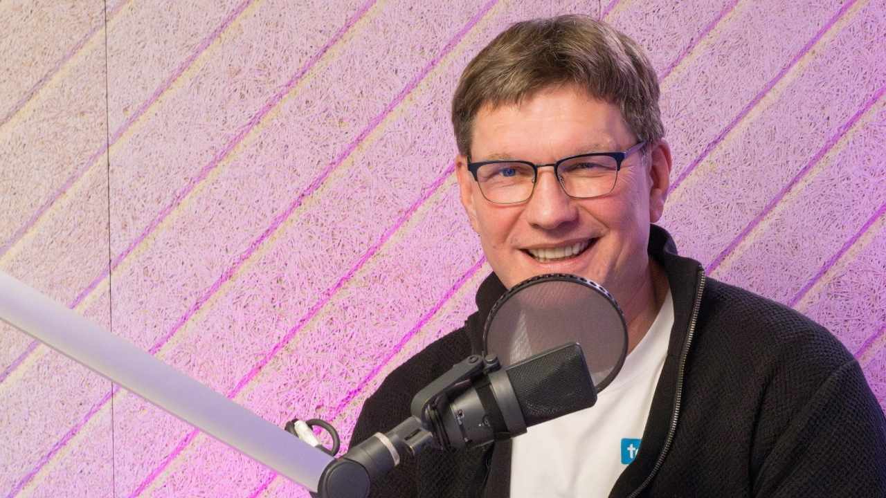 Das Bild zeigt Uwe Heimowski im Studio.