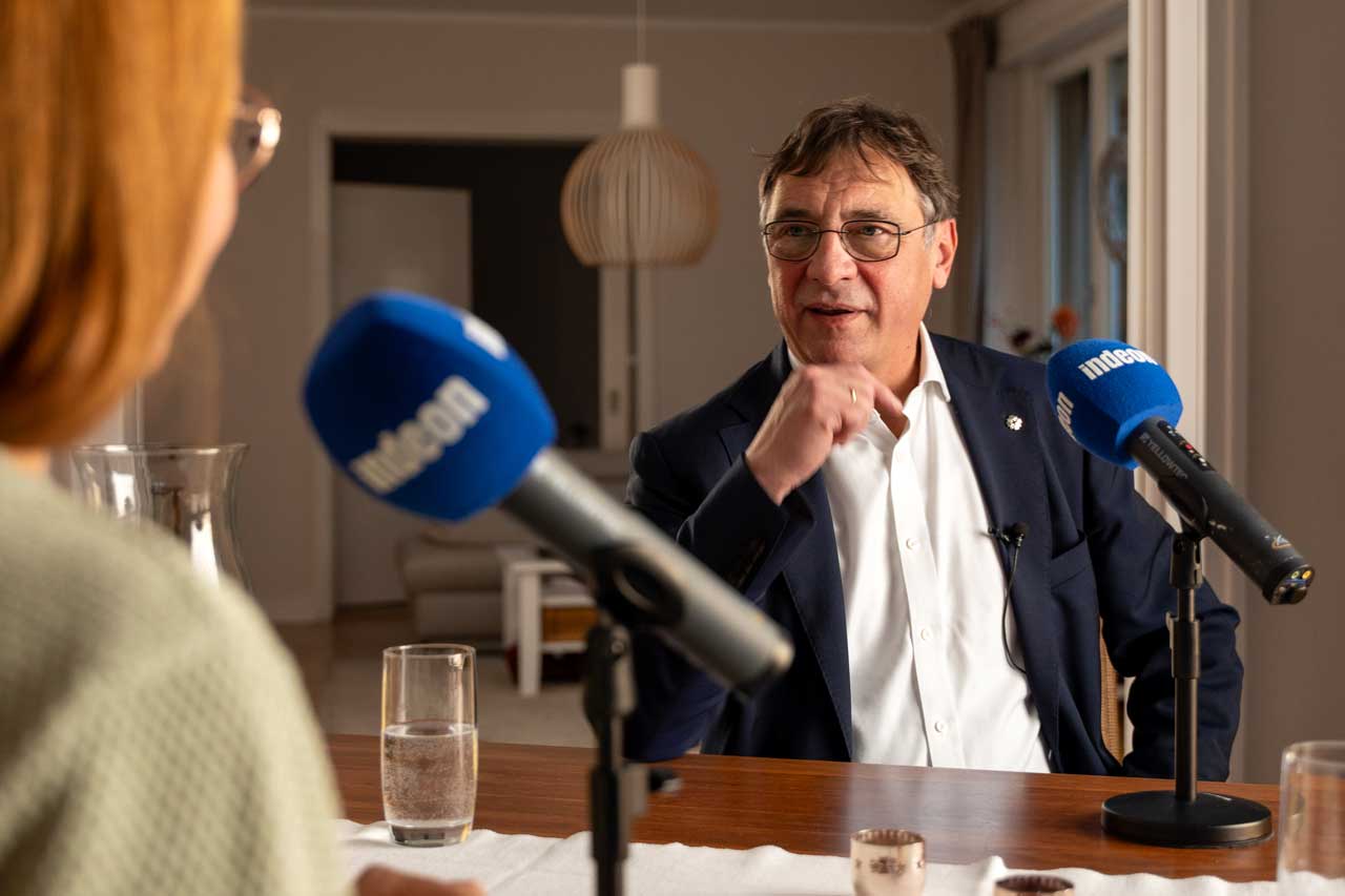 Interview mit Kirchenpräsident Volker Jung in seiner Wohnung