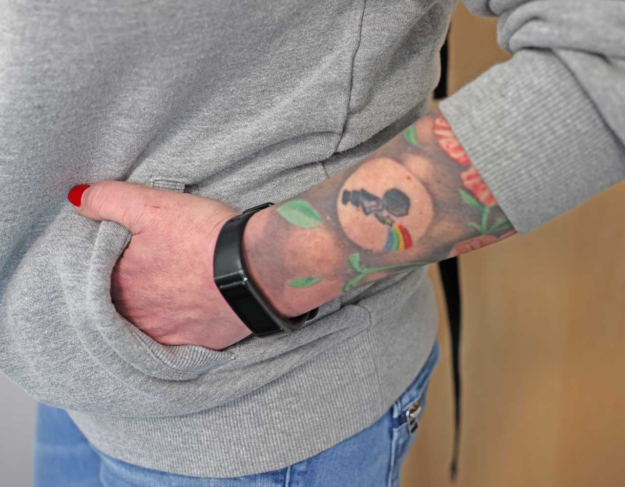 Das Tattoo zeigt ein Kind, vor ihm ein Regenbogen