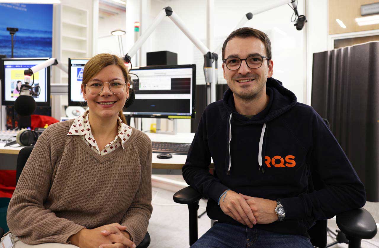 Beide lächeln in die Kamera, im studio, im Gep. 