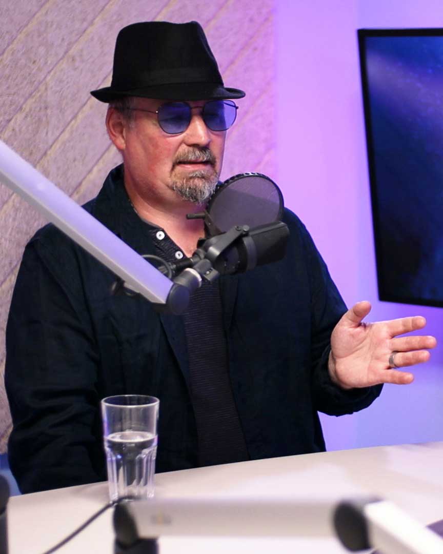 Leo steht vor dem Mikrofon im Podcast-Studio
