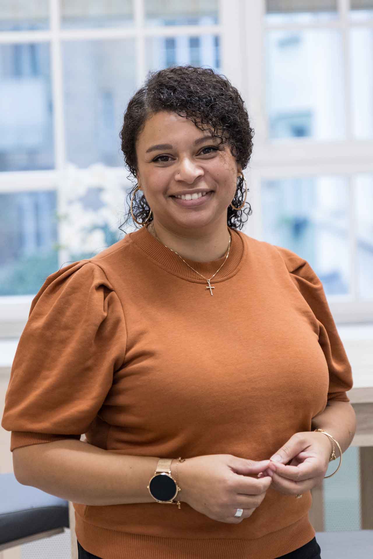 Lissys Eltern sind suchtkrank. Ihr sechs Jahre älterer Halbbruder versorgt sie. Mit zwei Jahren muss sie in eine Pflegefamilie.