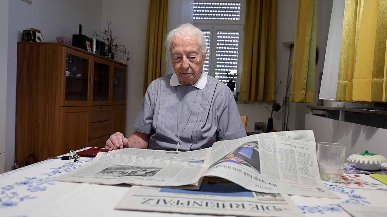 Schwester Charlotte Heiß liest Zeitung