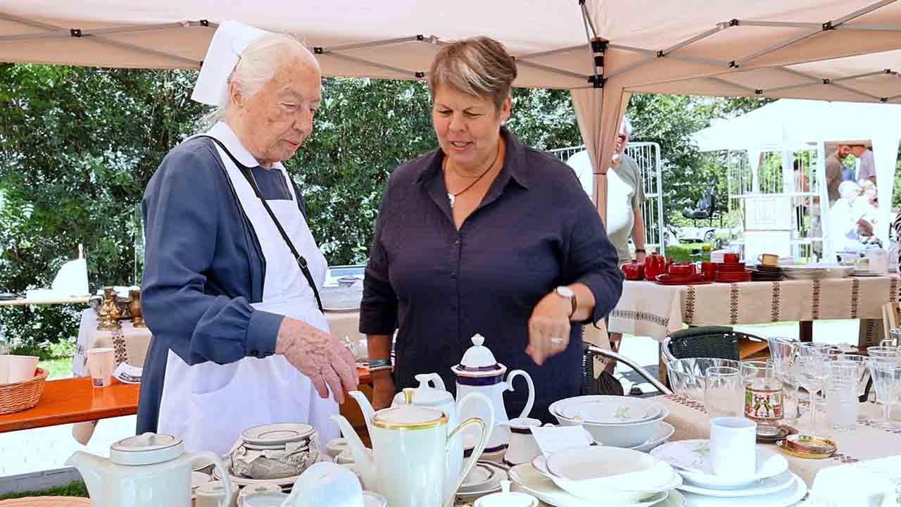 Schwester Charlotte Heiß und Schwester Kaja Horr beim Flohmarkt