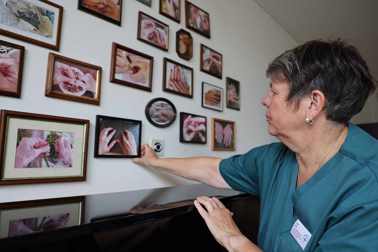 Kaja Horr mit gerahmten Fotos im Hospiz
