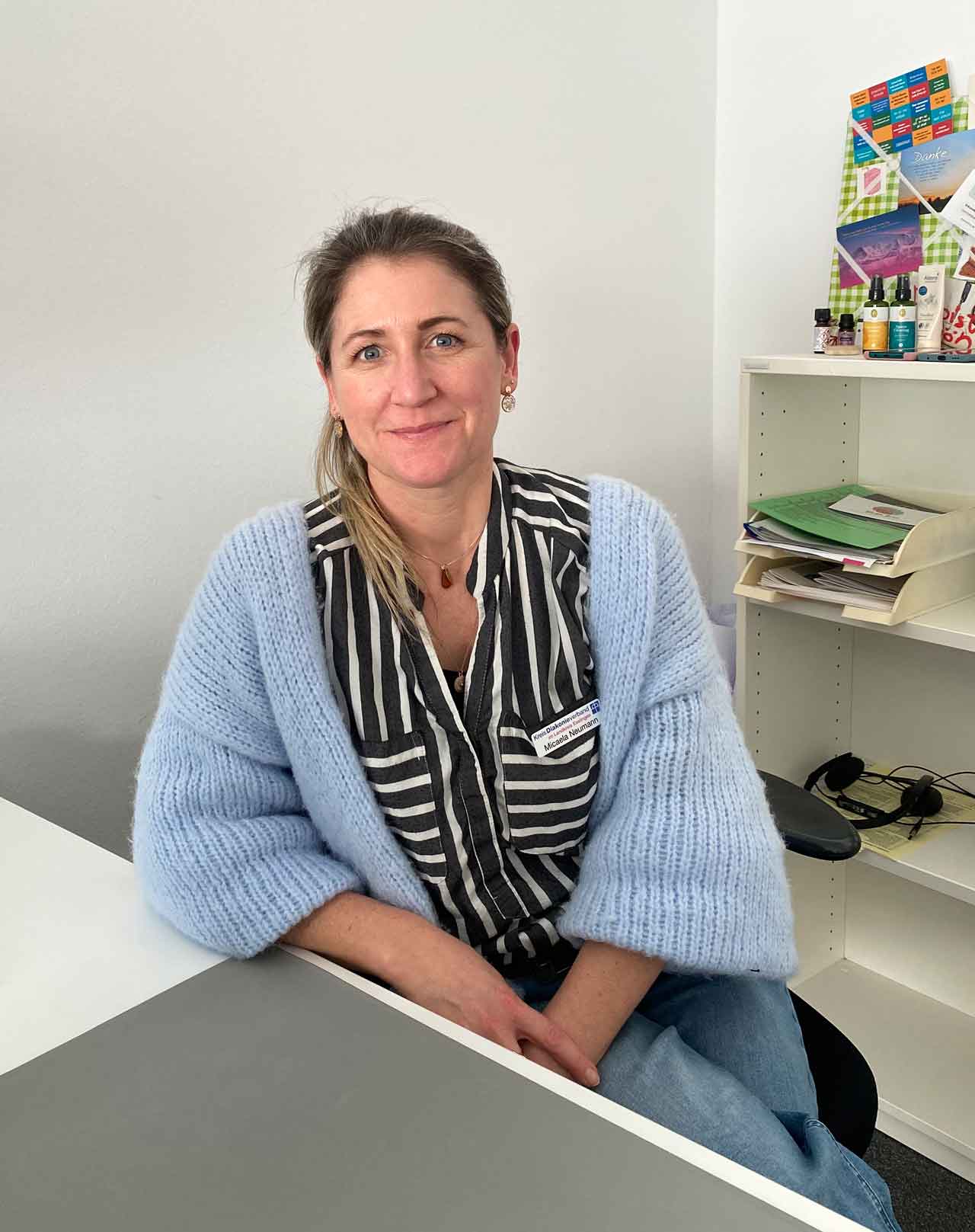 Micaela Neumann in ihrem Büro am Schreibtisch. 