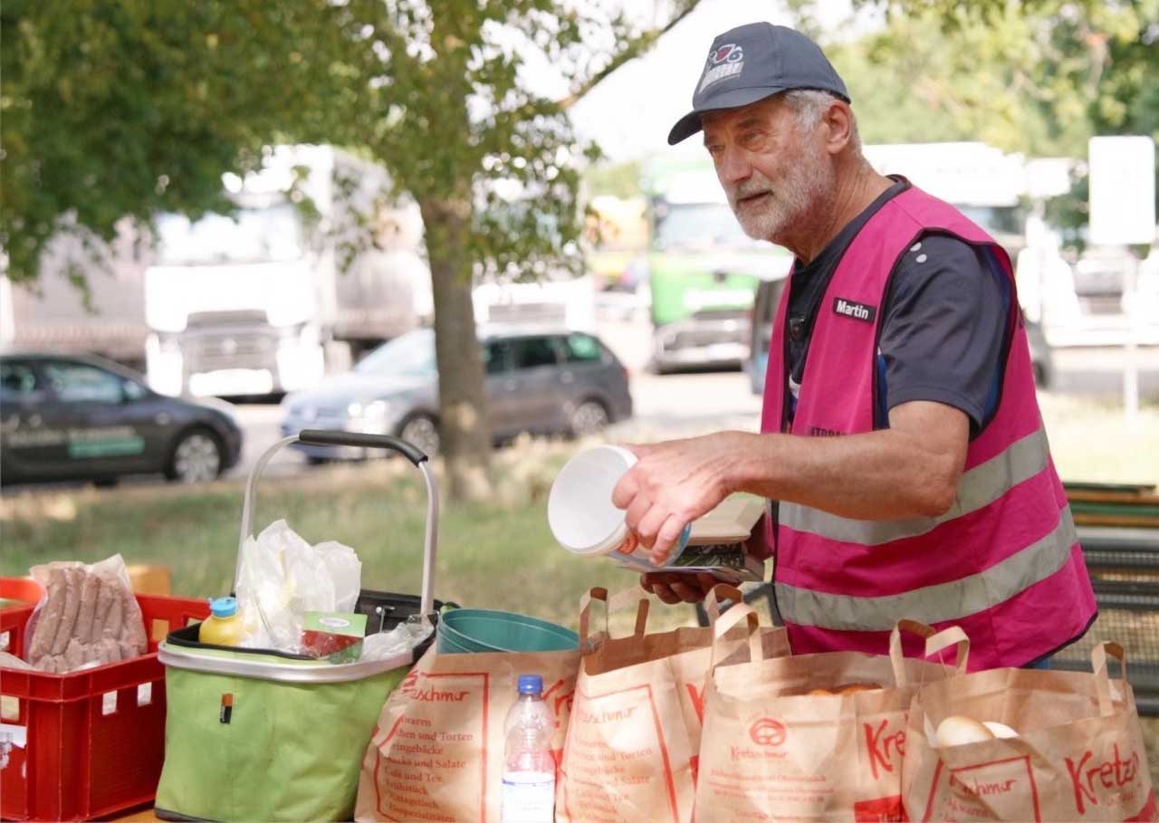 Martin bereitet das Grillfest vor